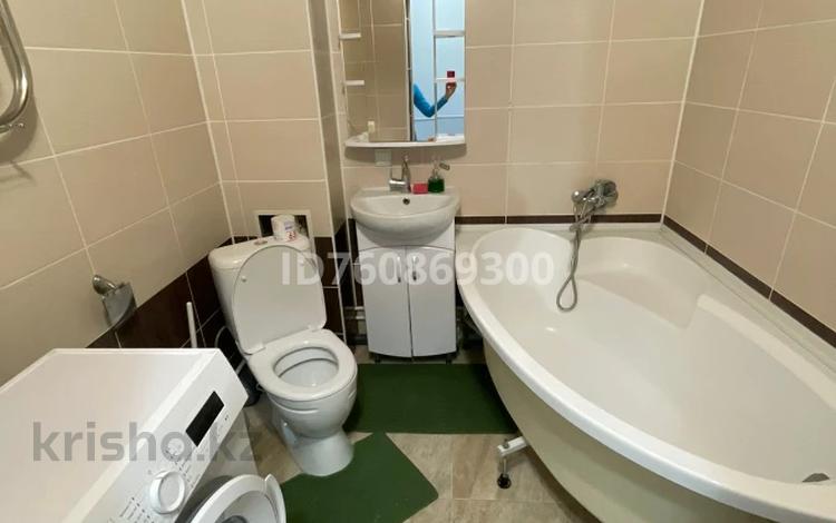 2-комнатная квартира · 65 м² · 6/9 этаж, мкр Нурсая, Таумуш Жумагалиев 15 за 220 000 ₸ в Атырау — фото 3