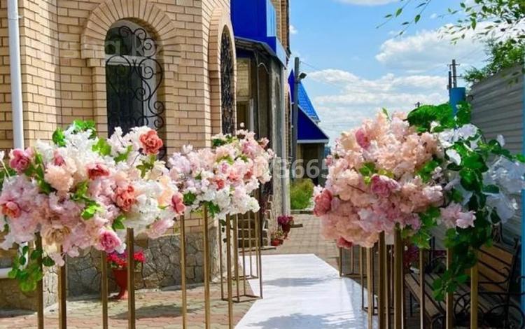 Дом · 8 комнат · 400 м², Кайрбекова 98/1 — Пересечение Пушкина за 130 000 〒 в Костанае — фото 2