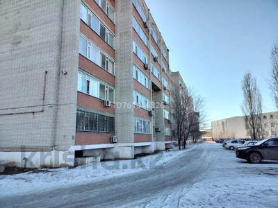 2-комнатная квартира · 56 м² · 1/6 этаж, мкр 12 37 за 20.2 млн 〒 в Актобе, мкр 12