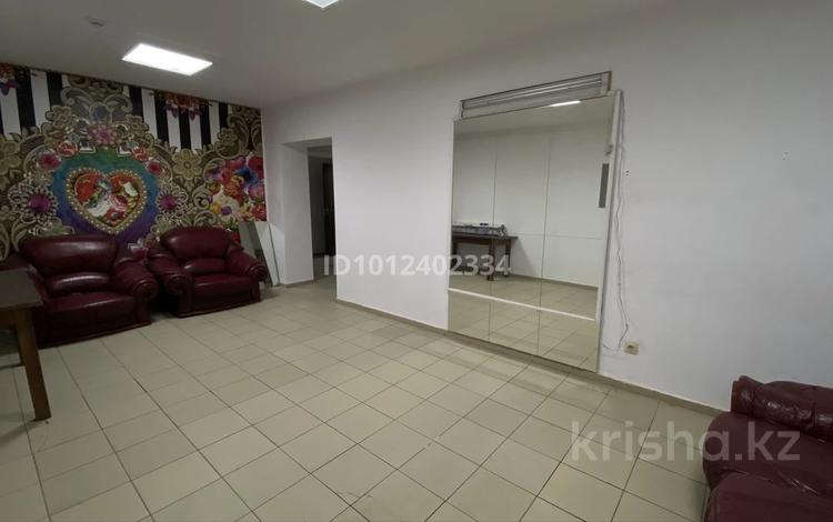 3-комнатная квартира · 50 м² · 1/5 этаж, мкр Пригородный 105А за 300 000 ₸ в Астане, Есильский р-н — фото 2