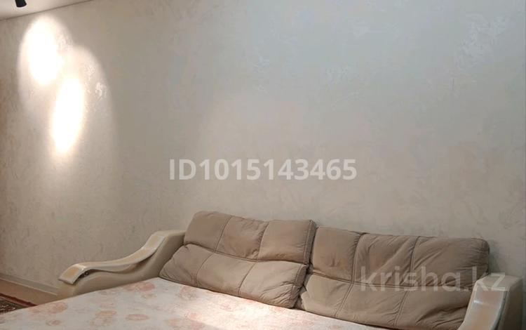 1-комнатная квартира · 63 м² · 1/6 этаж, мкр 12 45 — Кафе Свежак рядом, ресторан Коркем напротив за 1 750 ₸ в Актобе — фото 2