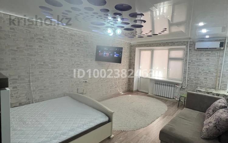 1-комнатная квартира · 30 м² · 2/5 этаж, мкр Центральный, Махамбета Утемисова 121 за 10 000 ₸ в Атырау — фото 8