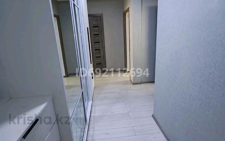 2-комнатная квартира, 60.4 м², 3/5 этаж, Коктем 18 за 24 млн 〒 в Талдыкоргане, мкр Коктем — фото 2