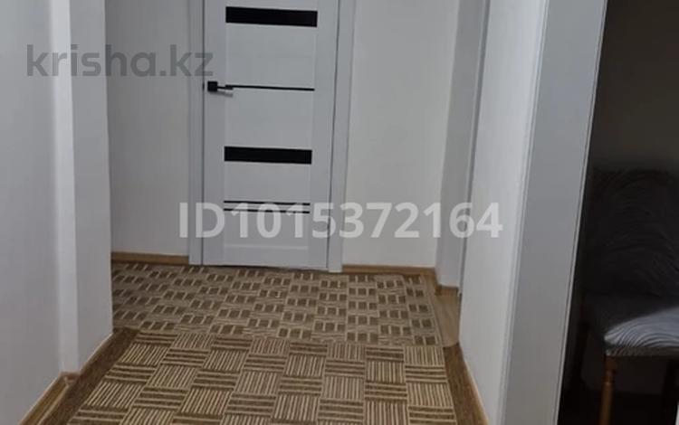 2-комнатная квартира · 68.3 м² · 5/9 этаж, 10-й микрорайон 21 за 170 000 ₸ в Аксае — фото 2