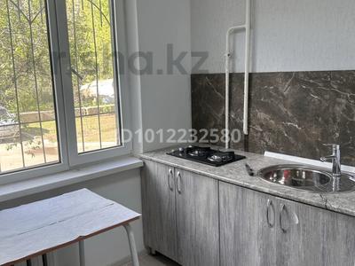 3-бөлмелі пәтер · 50 м² · 1/5 қабат, Мкр. Строитель 35, бағасы: 17 млн ₸ в Уральске