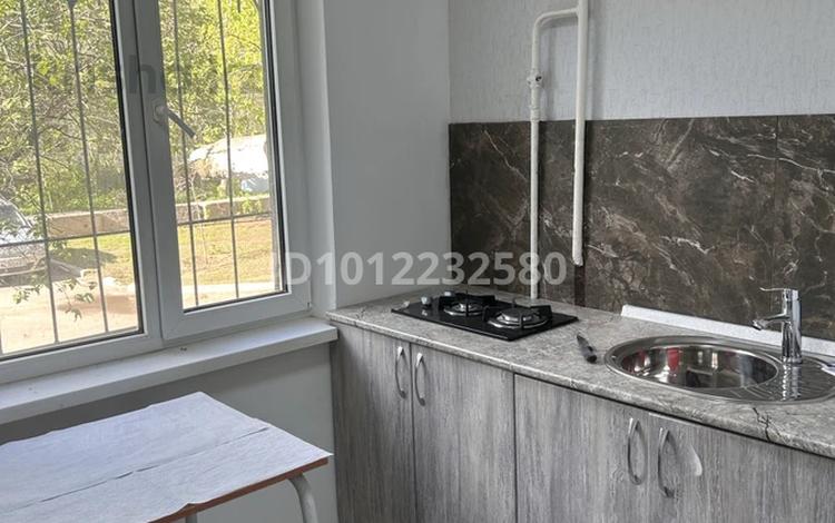 3-комнатная квартира · 50 м² · 1/5 этаж, Мкр. Строитель 35 за 17 млн ₸ в Уральске — фото 2