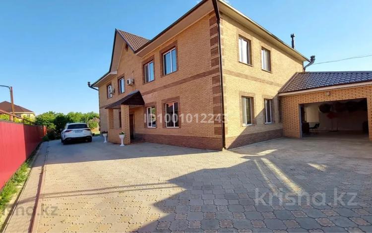 Отдельный дом · 7 комнат · 300 м², Садовод-любитель 51/2 — Кардиоцентр за 1 млн 〒 в Уральске — фото 2