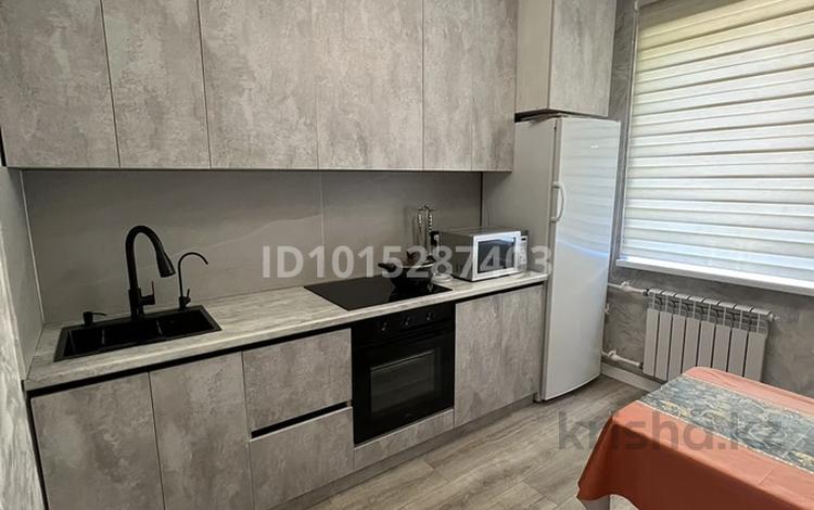 3-бөлмелі пәтер · 63 м² · 3/10 қабат, Гүлдер 2 ш/а. 5 — Сзади супермаркета Норма, 101 школа, бағасы: 25 000 ₸ в Караганде, Казыбек би р-н — фото 2