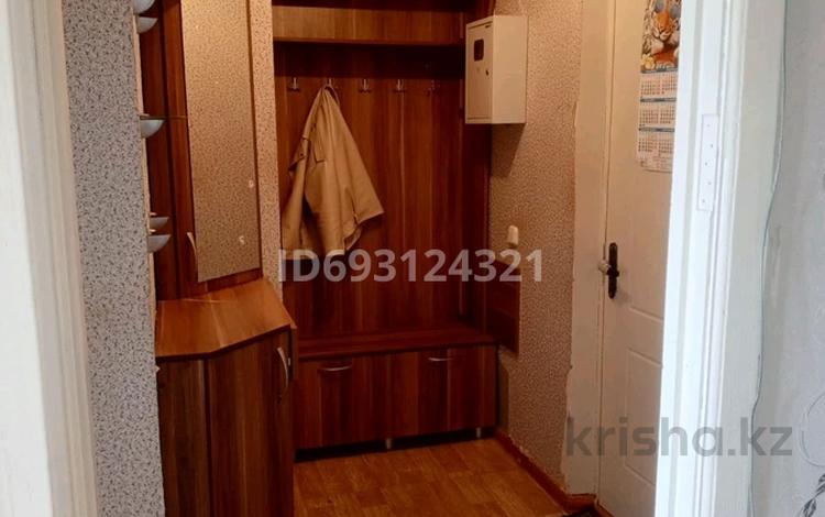 1-комнатная квартира, 33 м², 8/9 этаж помесячно, Парковая 102 — Гагарина , Парковая за 70 000 〒 в Рудном — фото 2