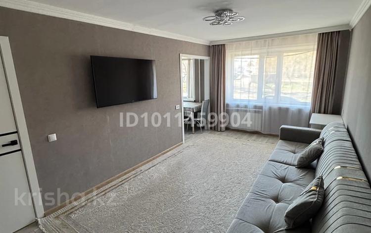 3-комнатная квартира · 62 м² · 1/5 этаж, Пришахтинск, 22й микрорайон 17 дом за 22.5 млн ₸ в Караганде, Алихана Бокейханова р-н — фото 2