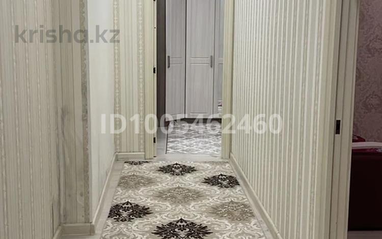 2-комнатная квартира · 78 м² · 8 этаж, 31-й мкр 11 — Жк Даулет, рядом есть Хазар Плаза, четыре школы, Есенов университет, желтый и белый рынок, 8 этаж лифт есть, двор очень спокойный. за 18 млн 〒 в Актау — фото 2