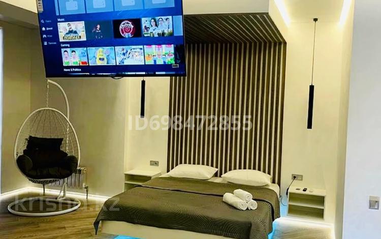 1-комнатная квартира · 60 м² · 17/17 этаж, Толе би 185А — Толе Би - Ауэзова за 4 000 ₸ в Алматы, Алмалинский р-н — фото 2