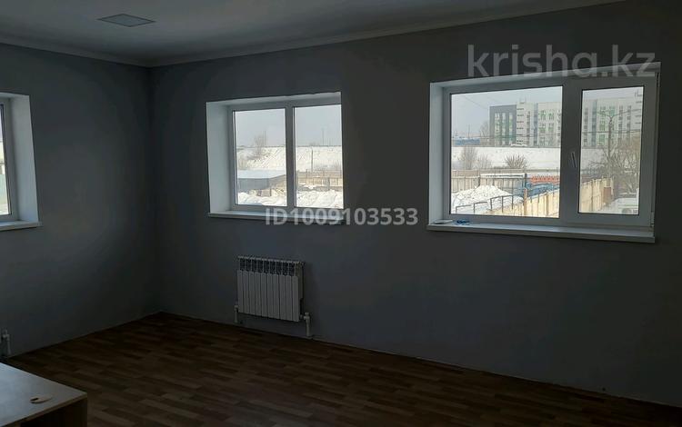 Свободное назначение, офисы, склады, кабинеты и рабочие места · 60 м² за 180 000 ₸ в Уральске — фото 2