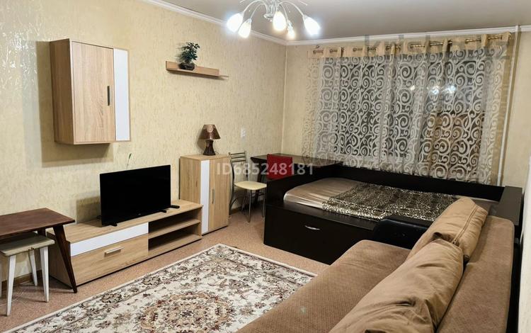 1-комнатная квартира, 40 м², 4/9 этаж помесячно, мкр Новый Город за 130 000 〒 в Караганде, Казыбек би р-н — фото 6