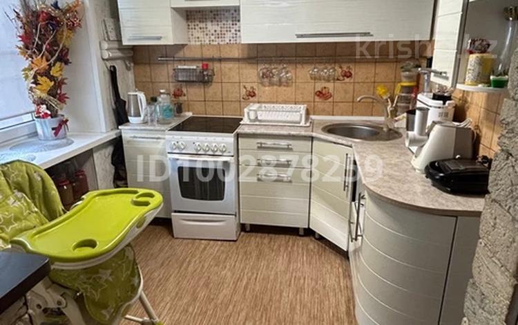 2-бөлмелі пәтер · 46 м² · 2/5 қабат, Кабанбай батыра 105 — Центральный рынок, бағасы: 170 000 ₸ в Усть-Каменогорске, Ульбинский — фото 2