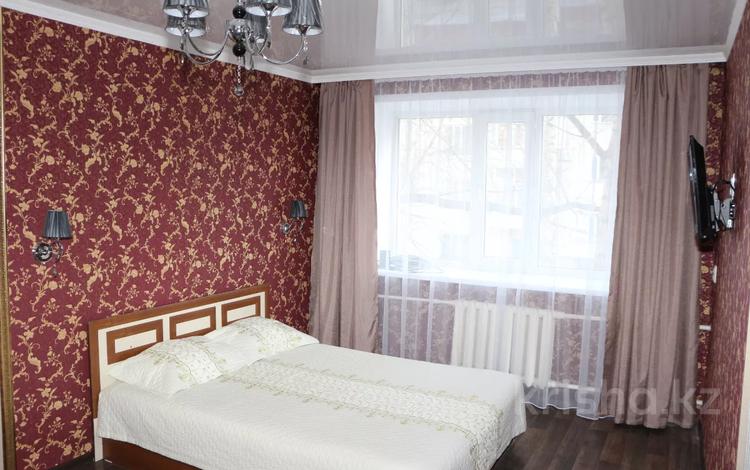 1-комнатная квартира, 35 м², 2/5 этаж посуточно, Ерубаева 48 — Абдирова за 5 990 〒 в Караганде, Казыбек би р-н — фото 2