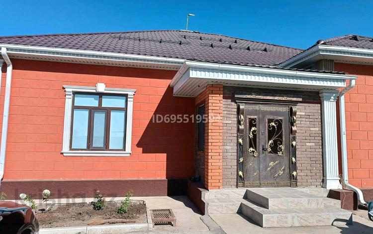 Отдельный дом · 4 комнаты · 225 м² · 14 сот., мкр Зарослый, Придорожная 130 — Вдоль асфальта за 38 млн ₸ в Атырау — фото 2