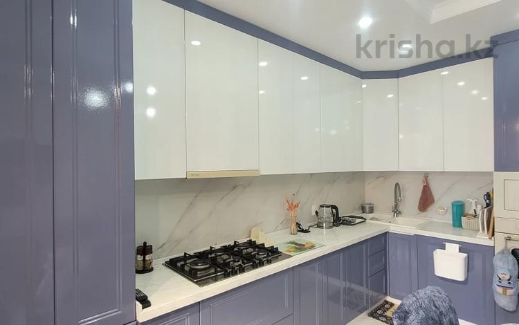 4-комнатная квартира · 131.8 м² · 9/10 этаж, мкр. Алтын орда за 46.7 млн ₸ в Актобе — фото 17