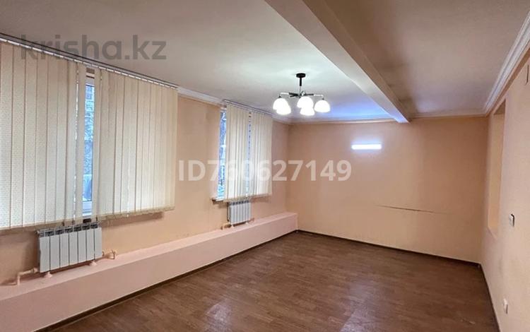 4-комнатная квартира · 140 м² · 1/3 этаж, мкр Кокмайса (Дорожник), Мкр Дорожник 6 за 72 млн ₸ в Алматы, Жетысуский р-н — фото 2