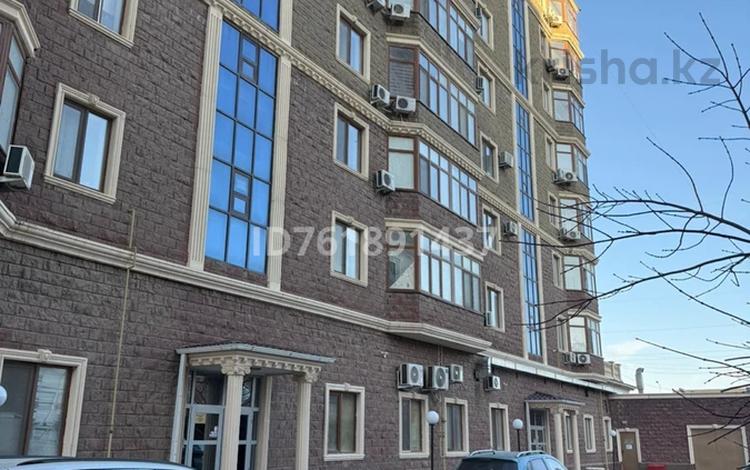 3-бөлмелі пәтер · 120 м² · 2/9 қабат, Валиханова, бағасы: 54 млн ₸ в Атырау — фото 2