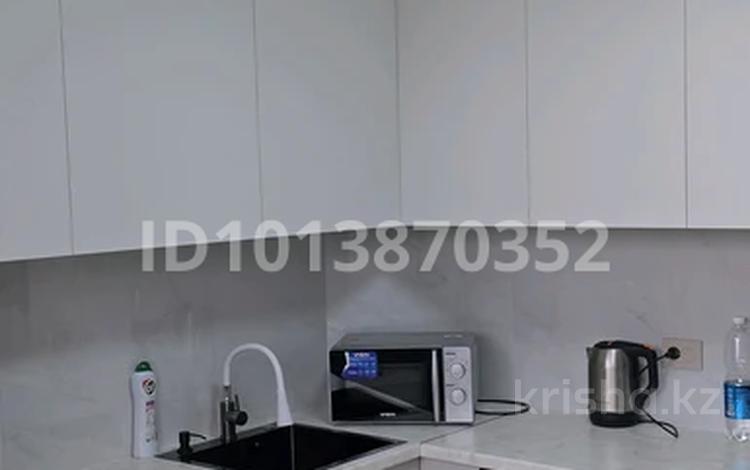 2-комнатная квартира · 60 м² · 6/9 этаж, мкр Тастак-2 21 за 350 000 ₸ в Алматы, Алмалинский р-н — фото 2