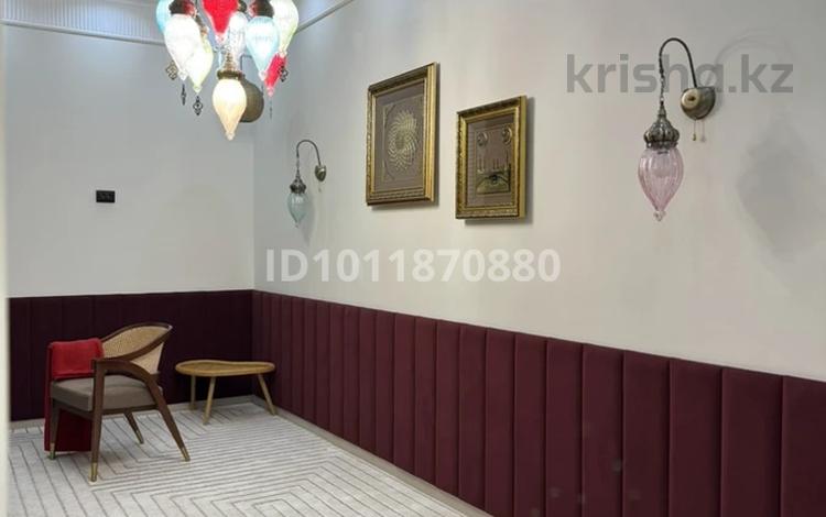 4-комнатная квартира · 110 м², 16-й мкр. 85 за 500 000 ₸ в Актау, 18-й мкр  — фото 2