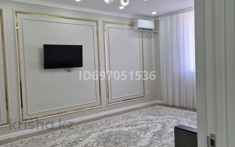 2-комнатная квартира · 65 м² · 4/10 этаж, мкр Центральный, Абая 26/1, 26/2, 26/3 за 25 000 ₸ в Атырау — фото 2