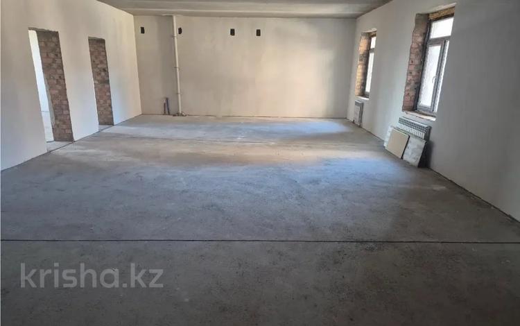 3-бөлмелі пәтер · 111.1 м² · 3/5 қабат, Юго-Восток ш/а., Республики, бағасы: 48 млн ₸ в Караганде, Казыбек би р-н — фото 2