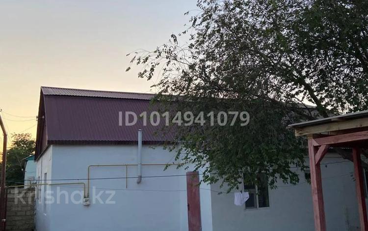 Отдельный дом · 4 комнаты · 170 м² · 7 сот., Жалын 276 — ҮЙ САТЫЛАДЫ! Мектеп пен балабақша үйге жақын, жаяу баруға ыңғайлы. ️ Көшесі асфальтталған, жолы жақсы. Таза, тыныш аудан, көршілері жақсы. Үйде 4 бөлме бар. Жері — 7 сотық. Ауласында жеміс ағаштары бар: алмұрт, өрік және басқа да ағаштар өсіп тұр. Огородқа да жеткілікті жері бар. Тұруға өте жайлы, ауасы таза, тыныш әрі жайлы жер іздегендерге таптырмас нұсқа! Толық ақпарат үшін хабарласыңыздар. за 15 млн ₸ в Атамекене — фото 2