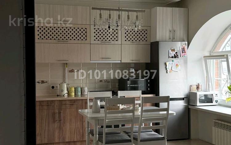 2-комнатная квартира · 70 м² · 8/8 этаж, мкр. Алтын орда, Алия Молдагулова — Капитал Плаза за 23 млн 〒 в Актобе — фото 2