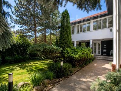 Отдельный дом · 7 комнат · 550 м² · 13 сот., мкр Коктобе, Жанибекова 21 за 2 млн ₸ в Алматы, Медеуский р-н