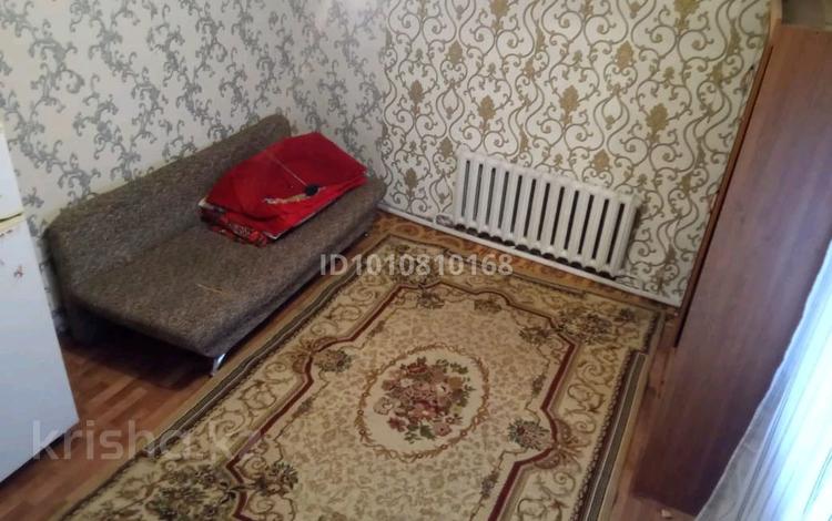 Үйдің бір бөлігі · 1 бөлме · 30 м², Толстого 43, бағасы: 50 000 ₸ в Актобе, мкр Москва — фото 2