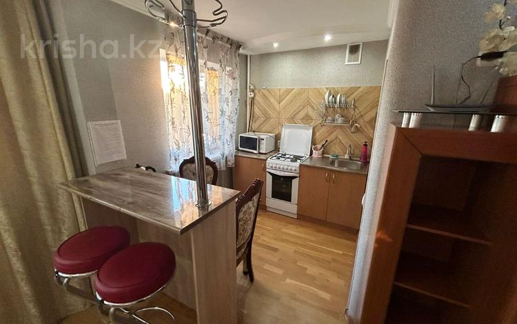 2-бөлмелі пәтер, 48 м², 4/5 қабат, 6й микрорайон, 6 мкр-н, бағасы: 16 млн 〒 в Караганде, Казыбек би р-н — фото 2