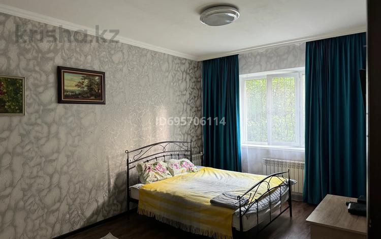 1-бөлмелі пәтер, 40 м², 2/5 қабат тәулік бойы, мкр Мамыр-1 104, бағасы: 12 000 〒 в Алматы, Ауэзовский р-н — фото 2