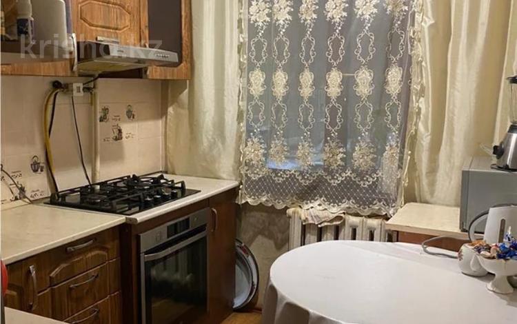 3-комнатная квартира · 63 м² · 2/5 этаж, мкр Юго-Восток, Муканова — Школа-лицей №57 им. С. Саттарова, Ясли-сад №41 "Гүлдер", Средняя школа №81, Поликлиника №5, Карагандинский транспортно-технологический колледж, Карагандинский Банковский колледж, Рынок "Арай", Кинотеатр "Сары-Арка", ТЦ "Береке", Областной медицинский центр, Карагандинский колледж актуального образования "Болашак" за 19.5 млн ₸ в Караганде, Казыбек би р-н — фото 2