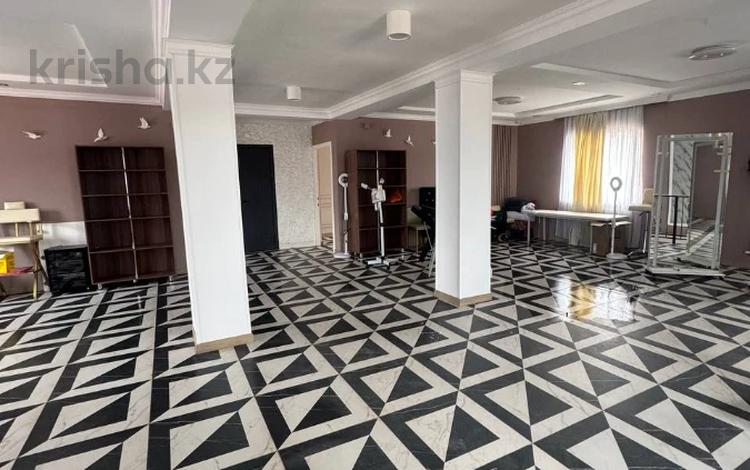 Свободное назначение, офисы, магазины и бутики, салоны красоты, фитнес и спорт, медцентры и аптеки, образование, развлечения, конференц-залы, кабинеты и рабочие места, студии · 123 м² за 400 000 〒 в Актобе, жилой массив Кирпичный — фото 2