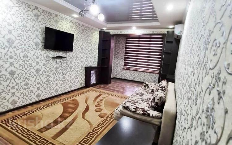 1-комнатная квартира, 60 м², 2/4 этаж посуточно, Момышулы 3А за 10 000 〒 в Шымкенте, Аль-Фарабийский р-н — фото 2