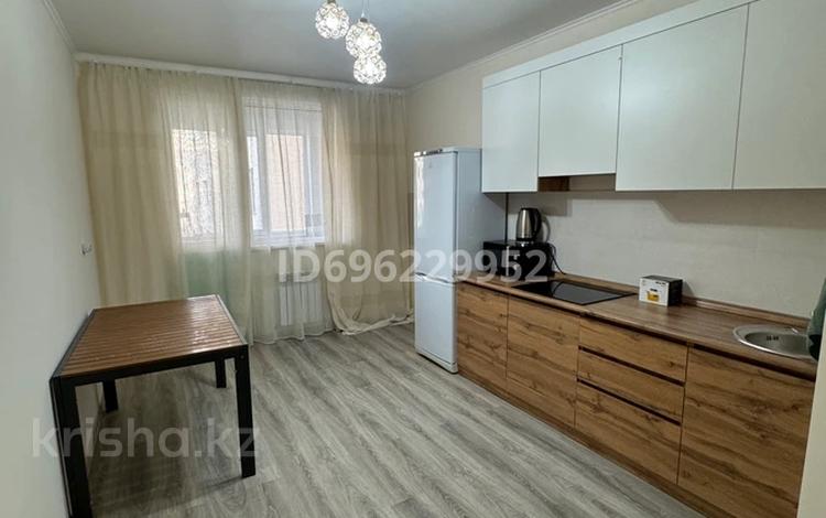 3-комнатная квартира, 99.6 м², 2/5 этаж помесячно, мкр Пригородный, Е-699 8/1 — Кабанбай батыр