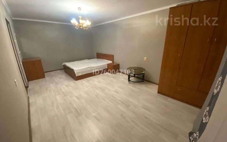 1-комнатная квартира · 40 м² · 8/9 этаж · помесячно, мкр Юго-Восток, Республики 18 за 150 000 〒 в Караганде, Казыбек би р-н — фото 2