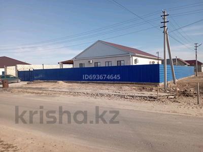 Продажа домов и дачи в Атырауской обл.: Отдельный дом · 4 комнаты · 285 м² · 10 сот., мкр Кайнар, 18 22 за 28 млн 〒 Отдельный дом · 4 комнаты · 285 м² · 10 сот., мкр Кайнар, 18 22 за 28 млн 〒 в Атырау