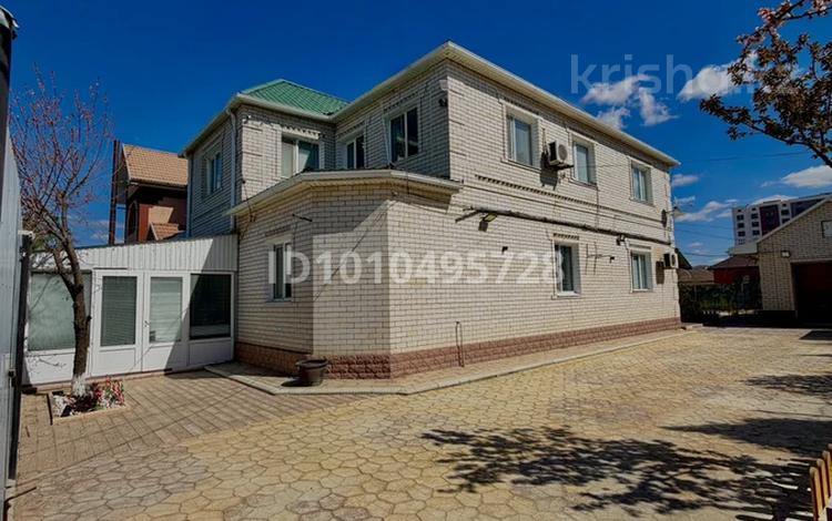 Отдельный дом · 6 комнат · 250 м² · 10 сот., мкр Лесхоз-2, 12 4 — Тойота центр за 79 млн ₸ в Атырау — фото 65