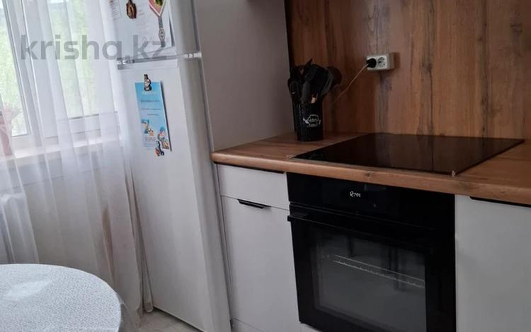 2-комнатная квартира · 44 м² · 3/5 этаж, 6 микрорайон 35 — Возле Смолл, интерьер магазин за 11 млн ₸ в Степногорске — фото 2