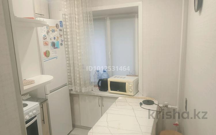 3-комнатная квартира · 50 м² · 1/5 этаж, Пришахтинск, Пришахтинск, 21й микрорайон 16 за 12.5 млн ₸ в Караганде, Алихана Бокейханова р-н — фото 2