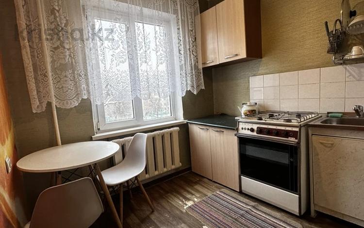 1-комнатная квартира, 31 м², 3/5 этаж помесячно, мкр Сайран 6 за 160 000 〒 в Алматы, Ауэзовский р-н — фото 2