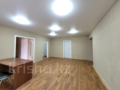 Свободное назначение, офисы, магазины и бутики, медцентры и аптеки, образование, кабинеты и рабочие места, студии · 52.5 м² за 260 000 〒 в Караганде, Казыбек би р-н