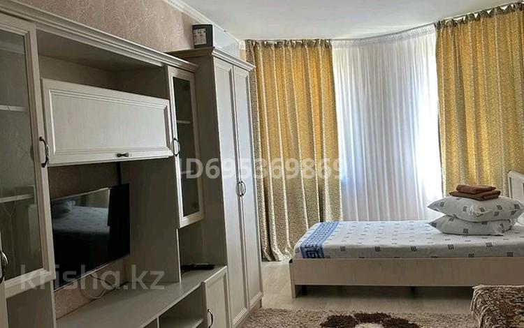 1-комнатная квартира · 50 м² · 1/5 этаж, 13-микрорайон Байтерек 14 — Тараз арена за 10 000 〒 — фото 2