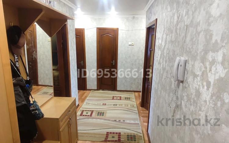 3-комнатная квартира · 62 м² · 4/5 этаж, Майкудук, Майкудук, мкр Мамыраева за 21 млн 〒 в Караганде, Алихана Бокейханова р-н — фото 2