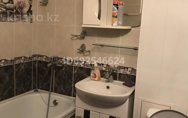 2-бөлмелі пәтер · 56 м² · 2/5 қабат, Новаторов 8 — Кабанбай батыр, бағасы: 13 000 ₸ в Усть-Каменогорске, Ульбинский — фото 3