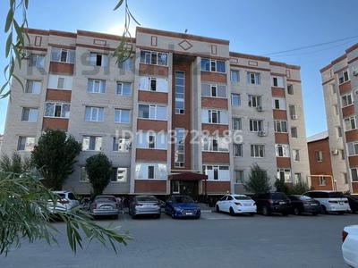 2-комнатная квартира · 61 м² · 1/5 этаж, жилой массив Есет Батыр 3мкр 10/3 к1 — Сбоку цона, рядом есть 82школа и садик за 25 млн ₸ в Актобе