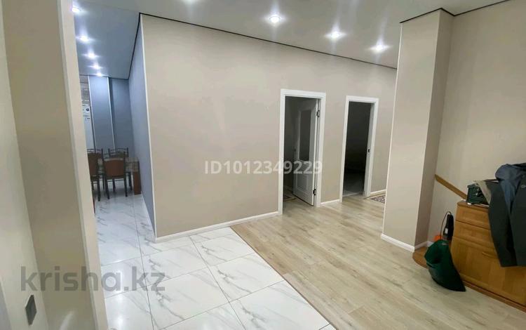 2-комнатная квартира · 82 м² · 3/10 этаж, мкр Центральный, Абая 26, 26/1, 26/2, 26/3 за 300 000 ₸ в Атырау — фото 2